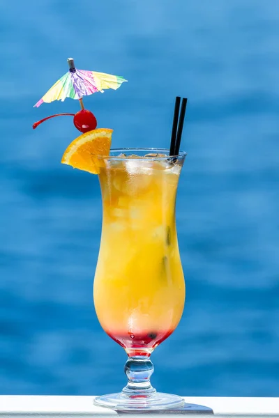 Cocktail Tropical Servido Exterior Com Fundo Natural Azul Água Como — Fotografia de Stock