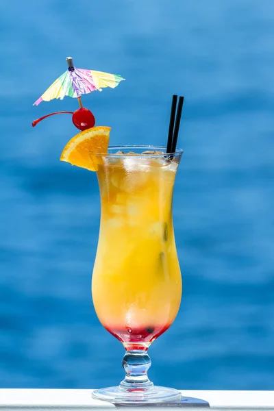 Tropischer Cocktail Freien Mit Natürlichem Blauem Wasserhintergrund Als Reisekonzept — Stockfoto