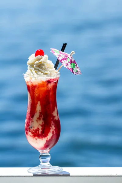 Rinfrescante Pina Colada Servita Con Frutti Bosco Miscelati Come Decorazione — Foto Stock