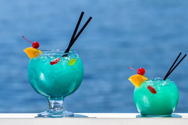 Cocktail Blu Servito Una Ciotola Pesce Servito Una Ringhiera Con — Foto Stock