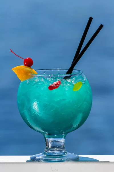 Blauer Cocktail Einer Fischschale Serviert Auf Einem Geländer Mit Natürlichem — Stockfoto