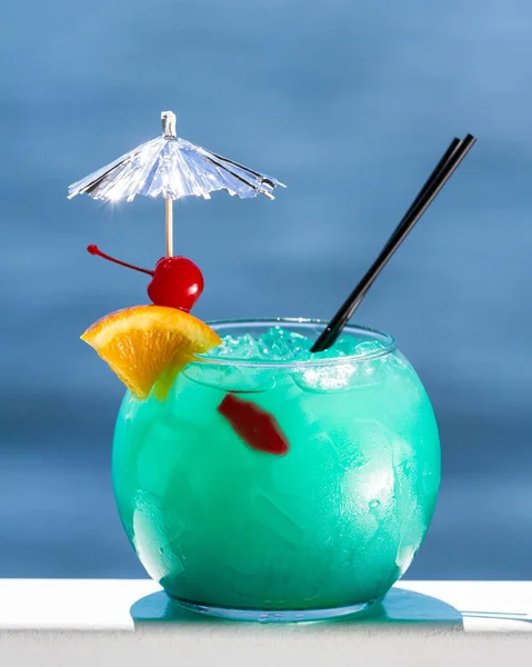 Blauer Cocktail Einer Fischschale Serviert Auf Einem Geländer Mit Natürlichem — Stockfoto