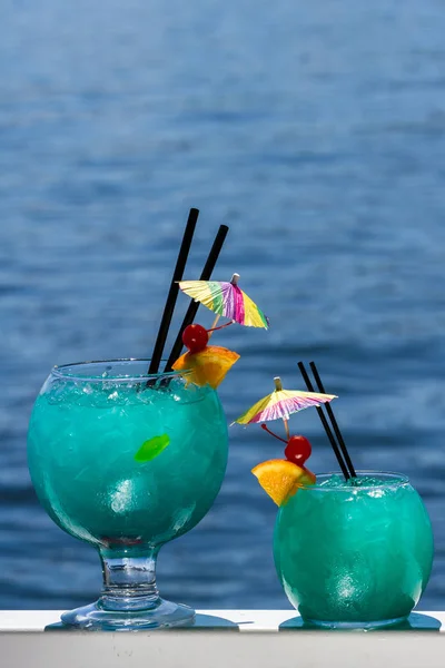 Cocktail Blu Servito Una Ciotola Pesce Servito Una Ringhiera Con — Foto Stock