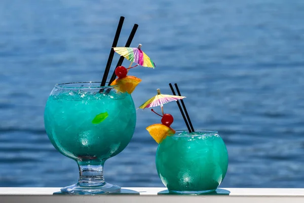 Cocktail Blu Servito Una Ciotola Pesce Servito Una Ringhiera Con — Foto Stock