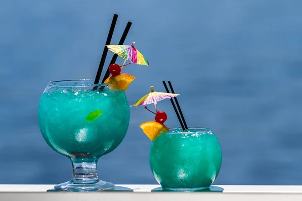 Blauer Cocktail Einer Fischschale Serviert Auf Einem Geländer Mit Natürlichem — Stockfoto