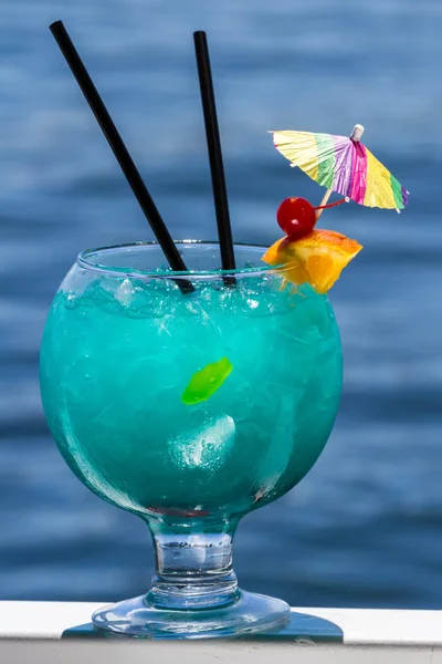 Blauer Cocktail Einer Fischschale Serviert Auf Einem Geländer Mit Natürlichem — Stockfoto