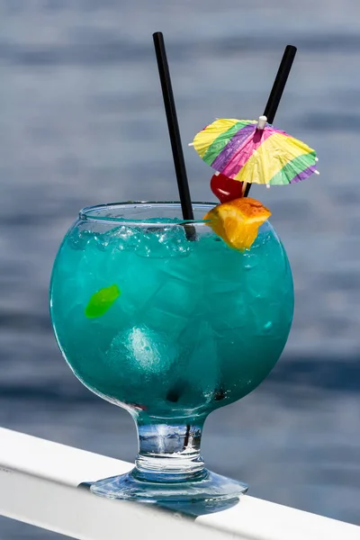 Cocktail Blu Servito Una Ciotola Pesce Servito Una Ringhiera Con — Foto Stock