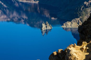 Krater Gölü Milli Parkı, masmavi su güzel yansıması ile hayalet gemi özelliği
