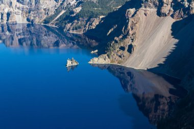 Krater Gölü Milli Parkı, masmavi su güzel yansıması ile hayalet gemi özelliği