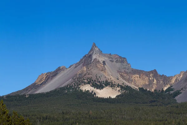Fotografie Mount Thielsen Jasný Slunečný Den Živými Modrá Obloha Zelený — Stock fotografie