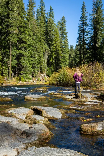 Calma Sección Del Río Rouge Sur Oregon Con Una Mujer —  Fotos de Stock