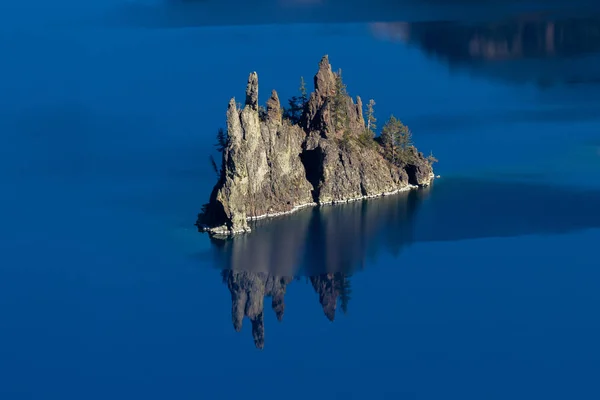 Característica Navio Fantasma Parque Nacional Crater Lake Com Bela Reflexão — Fotografia de Stock