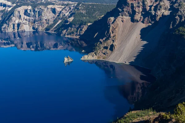 Característica Navio Fantasma Parque Nacional Crater Lake Com Bela Reflexão — Fotografia de Stock