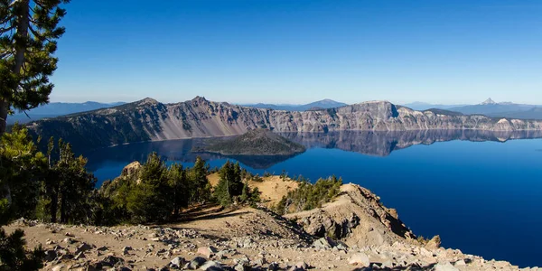 Mooie Dag Crater Lake Nationaalpark Met Een Heldere Hemel Weinig — Stockfoto