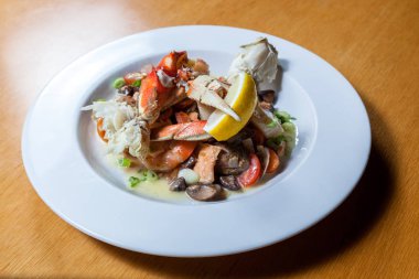 sotelenmiş deniz ürünleri yemek taze yengeç, midye, karides ve daha fazlası ile karışık