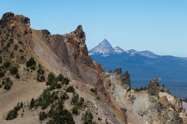 Rocky Spires Crumbling Rocks Top Crater Lake Mount Thielsen Background — Stock Photo, Image