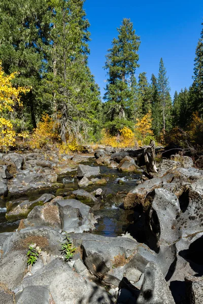 Низкий Поток Над Лавовыми Скалами Районе Реки Руж Южном Орегоне — стоковое фото