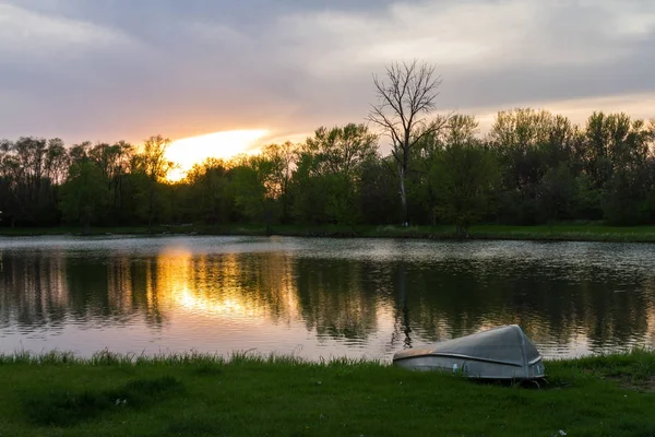 Solnedgången Speglar Damm Med Liten Paddel Båt Gröna Gräsbevuxna Shore — Stockfoto