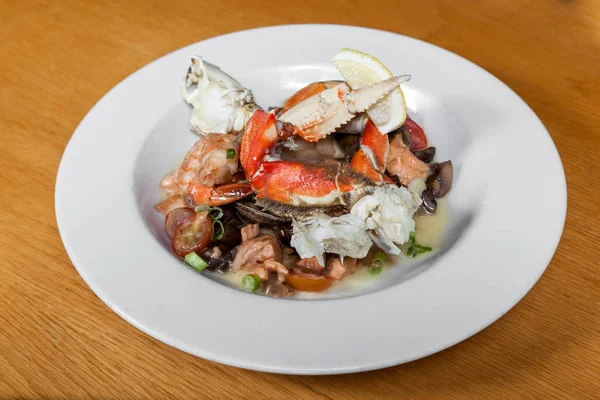 混合海鲜菜肴与新鲜螃蟹 虾和更多 — 图库照片