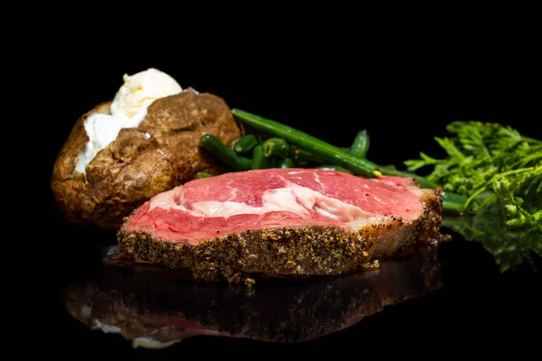 Seltene Prime Rib Serviert Mit Einer Beladenen Backkartoffel Und Grünen — Stockfoto