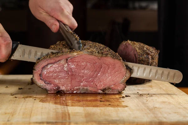 Nahaufnahme Eines Großen Rippenbratens Der Für Das Abendessen Scheiben Geschnitten — Stockfoto