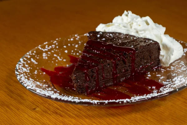 Fetta Una Ricca Densa Torta Cioccolato Farinosa Servita Con Salsa — Foto Stock