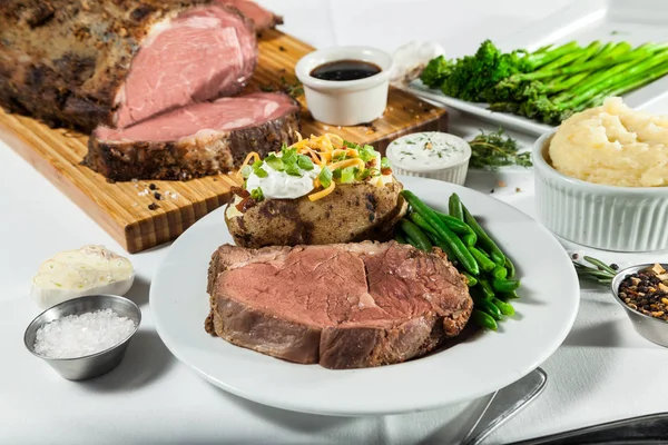 Prime Rib Mahlzeit Serviert Auf Einem Tisch Mit Zutaten Rund — Stockfoto