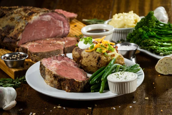 Prime Rib Posiłku Podawane Stół Otaczających Danie Główne Składniki — Zdjęcie stockowe