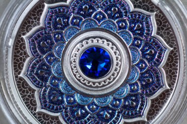 Bir mavi safir ve mandala ile dekore edilmiş bir değerli metal yatırım olarak tahsil saf gümüş sikke