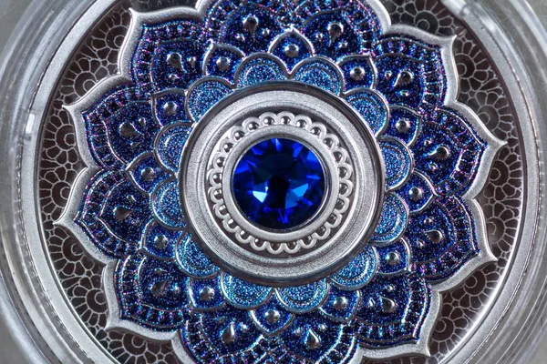 Bir mavi safir ve mandala ile dekore edilmiş bir değerli metal yatırım olarak tahsil saf gümüş sikke