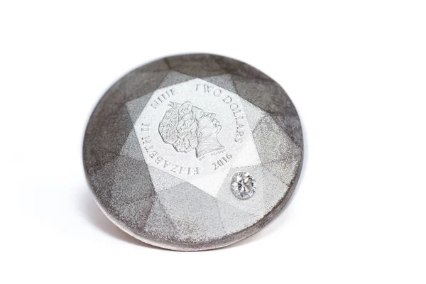 コインの側面に埋め込まれているダイヤモンドとダイヤモンド形の銀コイン — ストック写真