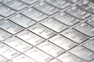 Medford, Oregon - Kasım 04: gümüş külçe delikli kırılabilir 1 oz Valcambi, yakın çekim gümüş. 04 Kasım, Medford, Oregon.