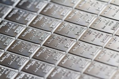 Medford, Oregon - Kasım 04: gümüş külçe delikli kırılabilir 1 oz Valcambi, yakın çekim gümüş. 04 Kasım, Medford, Oregon.