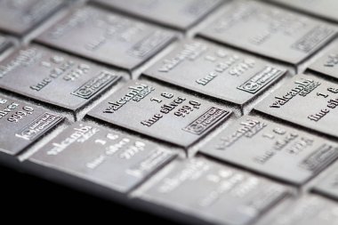 Medford, Oregon - Kasım 04: gümüş külçe delikli kırılabilir 1 oz Valcambi, yakın çekim gümüş. 04 Kasım, Medford, Oregon.