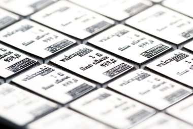 Medford, Oregon - Kasım 04: gümüş külçe delikli kırılabilir 1 oz Valcambi, yakın çekim gümüş. 04 Kasım, Medford, Oregon.