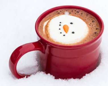 İrlanda viski bir gülümseyen kar şahıs marshmallow ile süslenmiş sıcak kakao içecek karışık