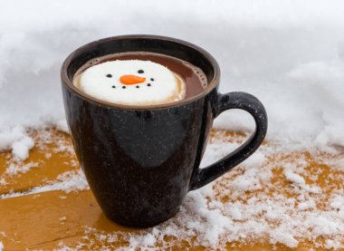 İrlanda viski bir gülümseyen kar şahıs marshmallow ile süslenmiş sıcak kakao içecek karışık