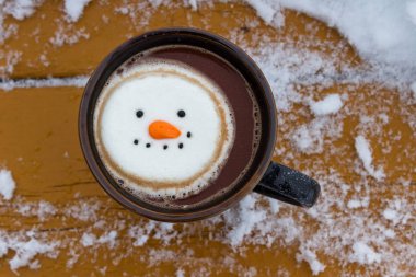 İrlanda viski bir gülümseyen kar şahıs marshmallow ile süslenmiş sıcak kakao içecek karışık