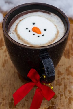 İrlanda viski bir gülümseyen kar şahıs marshmallow ile süslenmiş sıcak kakao içecek karışık