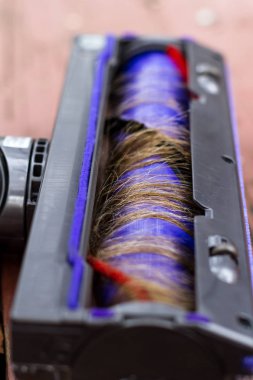 in yakın bir elektrikli süpürge ile har tarafında altında ortak bir sorun oluşturma fırçalar sarılı