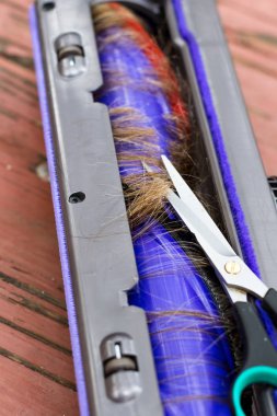 in yakın bir elektrikli süpürge ile har tarafında altında ortak bir sorun oluşturma fırçalar sarılı