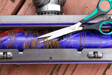 in yakın bir elektrikli süpürge ile har tarafında altında ortak bir sorun oluşturma fırçalar sarılı