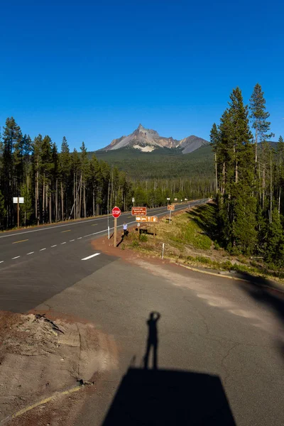 Photograph Mount Thielsen Sunny Clear Day Vivid Blue Skies Green — Stock Photo, Image