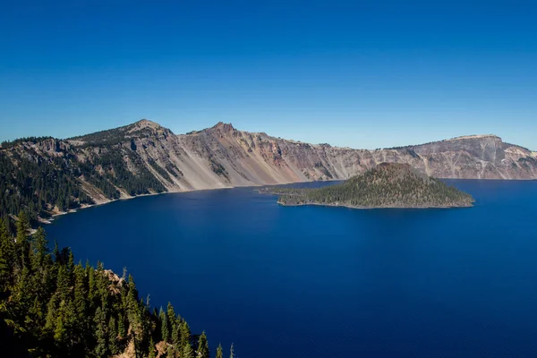 Kaunis Päivä Crater Laken Kansallispuistossa Kaunis Kirkas Päivä Syvän Sininen — kuvapankkivalokuva