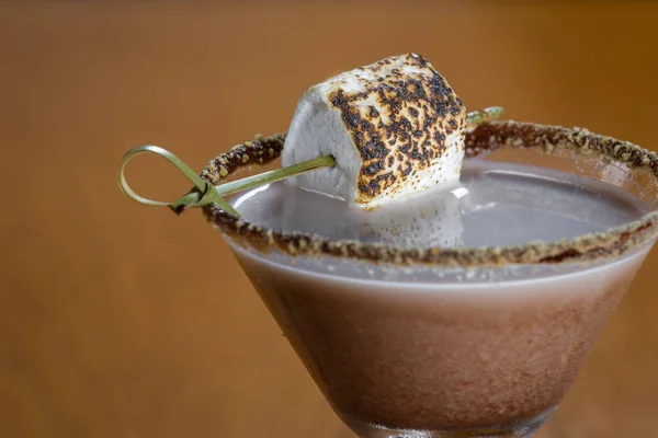 Coquetel Chocolate Com Vodka Marshmallow Decorado Com Uma Borda Biscoito — Fotografia de Stock