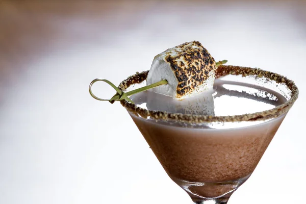 Chocolade Cocktail Met Marshmallow Wodka Gegarneerd Met Een Gram Cracker — Stockfoto