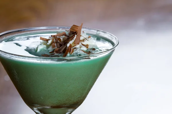 Zbliżenie Klasyczny Koktajl Grasshopper Serwowane Kieliszku Martini Kupa Bitą Śmietaną — Zdjęcie stockowe