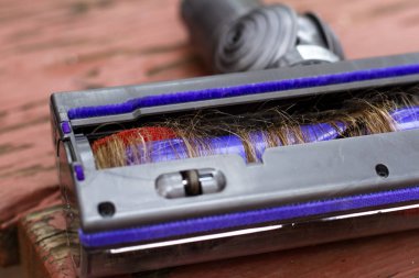 in yakın bir elektrikli süpürge ile har tarafında altında ortak bir sorun oluşturma fırçalar sarılı
