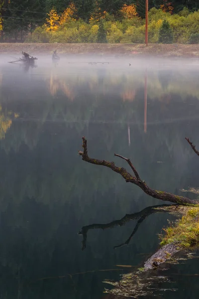 Bela Paisagem Com Cores Outono Refletindo Sobre Superfície Água Reservatório — Fotografia de Stock