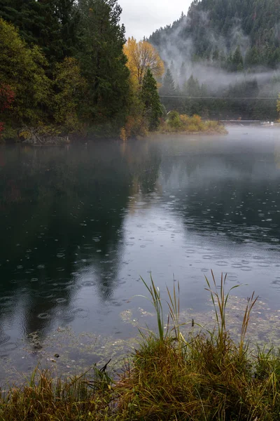 Bela Paisagem Com Cores Outono Refletindo Sobre Superfície Água Reservatório — Fotografia de Stock